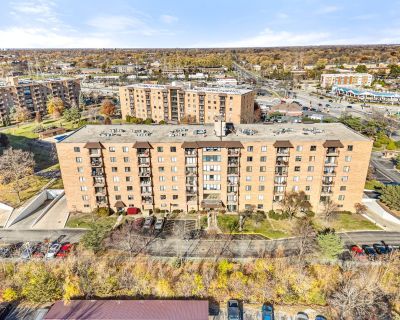 3 Bedroom 2BA 1500 ft Condo For Sale in Mount Prospect, IL
