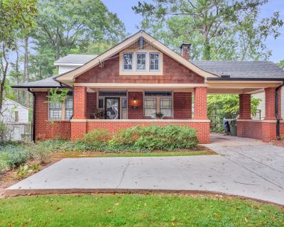 2 Bedroom 1BA Pet-Friendly House Vacation Rental in Atlanta Charmer, Atlanta, GA