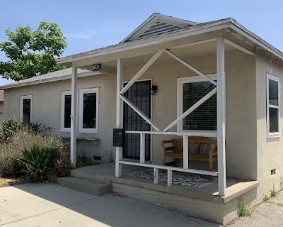3 Bedroom 1BA 1017 ft Pet-Friendly Single-family home For Rent in North Hollywood, CA