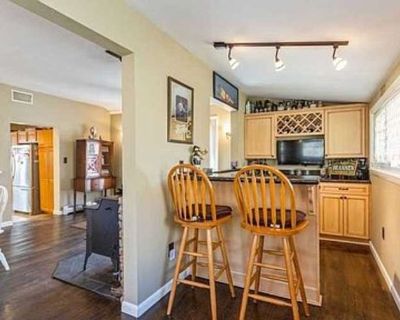 Private room with shared bathroom in a House with 4 roomies