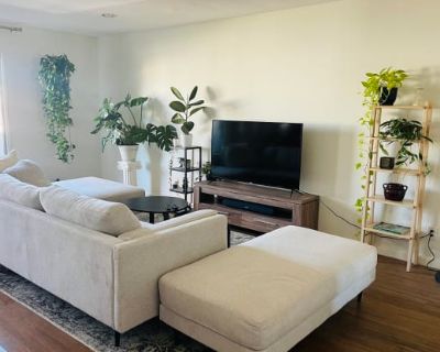 3 Bedroom 2BA 1350 ft Pet-Friendly Apartment For Rent in Los Angeles, CA
