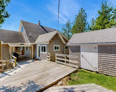 2 Bedroom 2BA Pet-Friendly House Vacation Rental in Island House, Hancock, ME