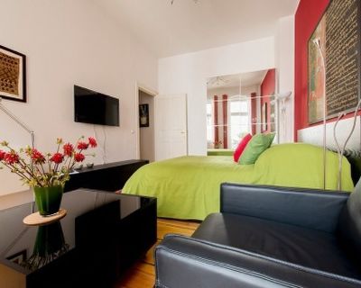 Minimum stay: 1 month. Deposit: 600. Bills included. Age preference: 18 - 70. Available for students. The apartment offers Urban Living with the amenities and finishes of an upscale condo in Downtown Bremerton. Ideally located in the heart of the City, the 606 is steps away to restaurants, the Seattle ferry, art galleries, specialty retail, SeeFilm-10 Cinema and waterfront access via the nation...