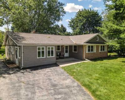 3 Bedroom 1.5BA 2000 ft Apartment For Rent in Delafield, WI