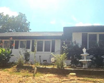 3 Bedroom 1BA 1660 ft Single Family House For Sale in Atlanta, GA