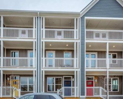 2362 East 18th Street Place. Friendly folks, a beautiful riverfront and thriving downtown make this town charming and laid-back . W/D hookup Patio / balcony Granite counters Dishwasher Pet friendly Garage Unit Amenities air conditioning dishwasher furnished granite counters microwave oven patio / balcony range refrigerator w/d hookup stainless steel Property Amenities cats allowed dogs allowed ...