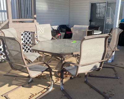 BY 956: Glasstop Patio Table with Six Chairs