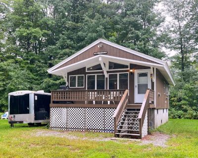 2 Bedroom 1BA Cabin Vacation Rental in Cozy North Conway Cabin, Conway, NH