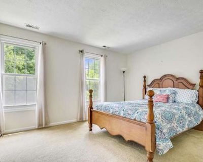 Private room with own bathroom in a Townhouse, Pikesville, MD 21208