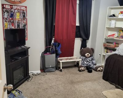 Shawna (Has an Apartment). Room in the 3 Bedroom 2BA Pet-Friendly Apartment For Rent in Aurora,...