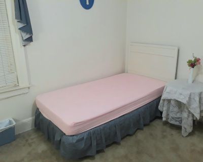 Furnished Room for Rent - No Vacancy: Room In Brooklyn Taken