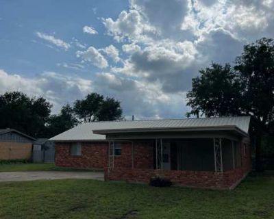 3 Bedroom 2BA 1428 ft Pet-Friendly Apartment For Rent in Weatherford, TX