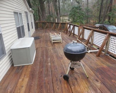 3 bedroom 2bath large deck large screen porch 
I have 1 room for rent. The rent includes power,water,do it your self laundry 2washers 1dryer