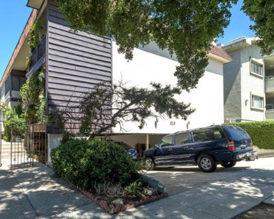 2 Bedroom 2BA 858 ft Condo For Rent in Burbank, CA