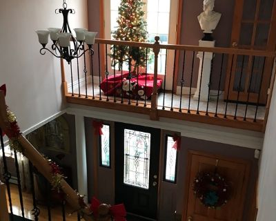 Minimum stay: 12 months. Deposit: 1100. Bills included. Age preference: 21 - 58. Available for students. One room with shared bathroom, rental includes lots of shared spaces;Fully furnished bedroom, and Big country kitchen/W large living rooms-Full -finished Basement with recreation area - pool table W/ big screen TV's, on both floors - internet is extra cost minimal (shared Cost) walking dista...