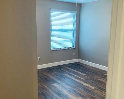 Available on: january 1. Unfurnished. Parking available * Internet included * LGBTQ+ friendly. Private bedroom in a single-story townhome with a shared bathroom. Most of the home, except for the open bedroom, is already furnished. The kitchen was recently renovated, there is a washer & dryer in unit, and lawn care is managed by the HOA. Bedrooms have wood laminate flooring and the remainder of ...