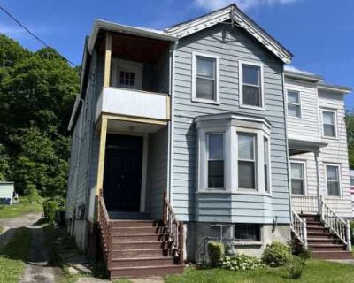 3 Bedroom 1BA 950 ft Pet-Friendly Apartment For Rent in Poughkeepsie, NY