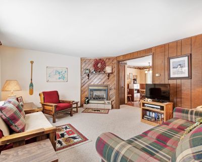 3 Bedroom 3BA Condo Vacation Rental in Cleerwood Village #252, Eagle River, WI