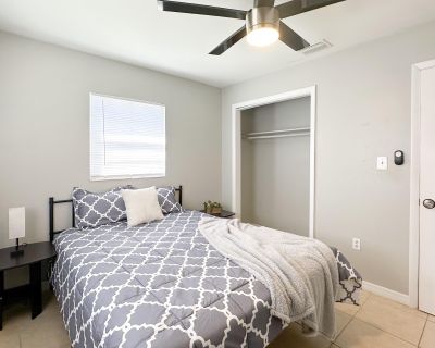 Plant City DREAM Room! Room for rent in the heart of Plant City! Bright,...