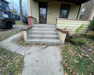 2 Bedroom 1BA 819 ft House For Rent in Waukegan, IL
