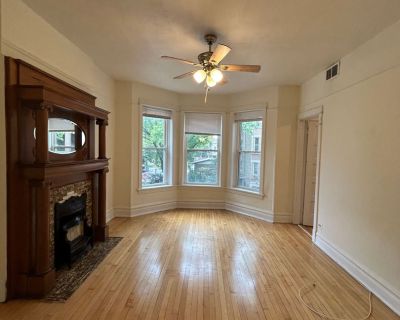 3701 N Damen Avenue. ***1/2-month free on an 17-month lease starting on 12/1/25 or sooner*** Big, bright, spacious apartment located in the beautiful North Center neighborhood! Plenty of free street parking in the neighborhood. Short walk to the Addison Brown Line. Trader Joe's, bars and restaurants all within walking distance including downtown Roscoe Village. Schedule a tour today! Approximat...