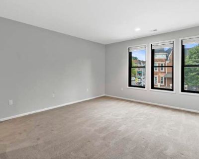 3 Bedroom 3.5BA 4000 ft Pet-Friendly Apartment For Rent in Milwaukee, WI