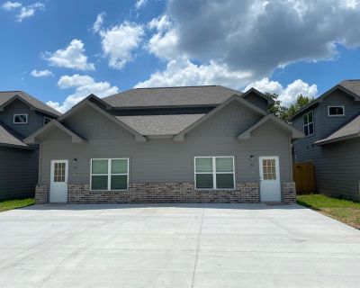 2 Bedroom 2BA 1119 ft Townhouse Condominium For Rent in Porter, TX