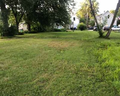 2 Bedroom 1BA 1000 ft Pet-Friendly Apartment For Rent in Green Bay, WI