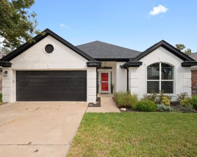 8716 BOBCAT Dr. Property for Rent in Round Rock, TX for $2,600 with 3 bedrooms and 2 full baths. This 1,821 square foot property was built in 1992 on a lot size of 0.15.. Absolutely stunning modern remodel w a sleek built in bar nestled under a canopy of shady Oak trees in the highly coveted Cat Hollow & Brushy Creek area feeding into highly acclaimed RRISD! This house is absolutely adorable & ...