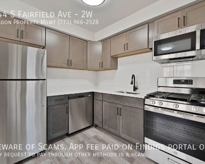 1 Bedroom 1BA 680 ft Pet-Friendly Apartment For Rent in Chicago, IL