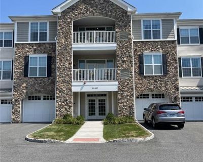 2 Bedroom 2BA 1581 ft Condo For Sale in Newtown, CT