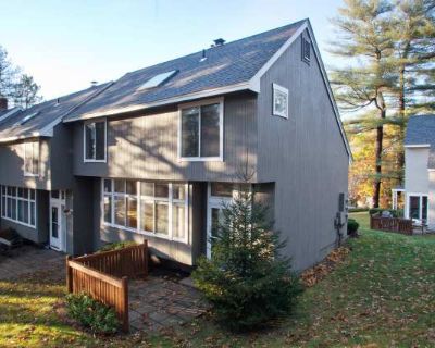 2 Bedroom 2.5BA 1305 ft Pet-Friendly Apartment For Rent in Simsbury Center, CT
