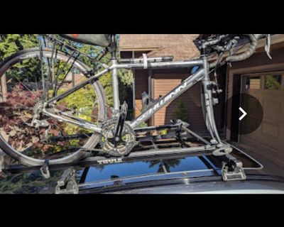 Thule cartop roof rack with two bike rails