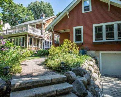 4 Bedroom 2.5BA 2464 ft Pet-Friendly Apartment For Rent in Madison, WI