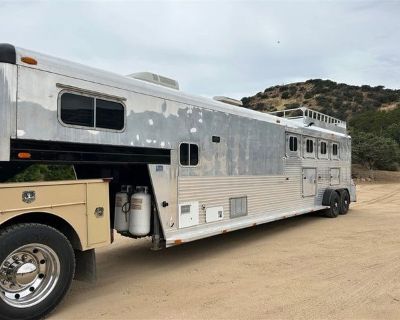 1996 4 Star 902875 4 Horse Trailer With Living Quarters