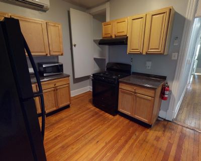 Spacious Bloomingdale duplex with great backyard/patio (Has a House). Room in the 1 Bedroom...