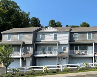 3 Bedroom 2.5BA 1457 ft Pet-Friendly Apartment For Rent in Danbury, CT