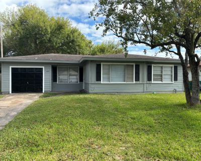 129 Lee Drive. Property for Rent in La Marque, TX for $1,350 with 3 bedrooms and 1 full bath. This 980 square foot property was built in 1958 on a lot size of 0.2089.. Lovely 3 Bedroom 1 Bathroom 1 Car Garage Home with Large Privacy Fenced backyard! Ceramic Tile and Original Hardwood Flooring throughout! Fresh paint in Neutral Tones! Living Room plus Den as well! Come lease it before it's gone!...