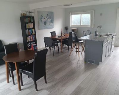 Private room with shared bathroom in a House with 3 roomies, Wheaton, IL 60189