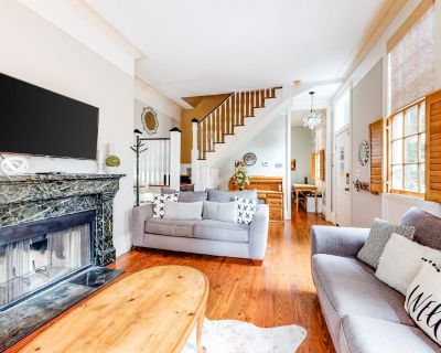 3 Bedroom 2BA Pet-Friendly House Vacation Rental in 4 Tully Alley, Charleston, SC