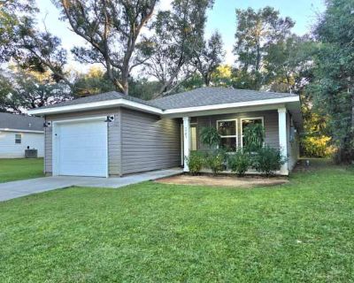 3 Bedroom 2BA 1305 ft Pet-Friendly Apartment For Rent in Myrtle Grove, FL