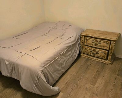 Total rooms: 5. Deposit: $0.00 * Utilities included?: Yes * Fees apply?: No. No preference. Non-smoking. Not for couples. Age preference: 25. Furnishings: Furnished * Parking: Yes * Yard/patio: Yes * Disabled access: Yes * Living room: shared * Broadband included: Yes. Availability Available Now Minimum term 1 month Maximum term None. We have dogs its a room in house shared bathroom and living ...