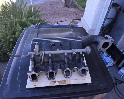 Intake rail and injectors