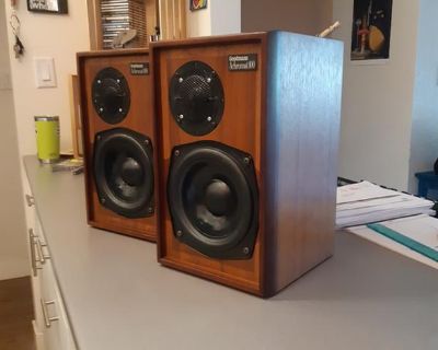 Beautiful vintage bookshelf speakers