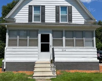 2 Bedroom 1BA 979 ft Pet-Friendly Apartment For Rent in Waterloo, IA