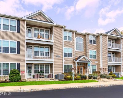 2 Bedroom 2BA 1592 ft Condo For Sale in Manalapan, NJ
