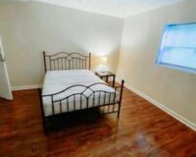 Beautiful Brick Candler-McAfee Home, a 10 min walk to bus 9
