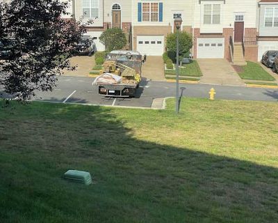 Private room with own bathroom in a Townhouse, Dale City, VA 22193