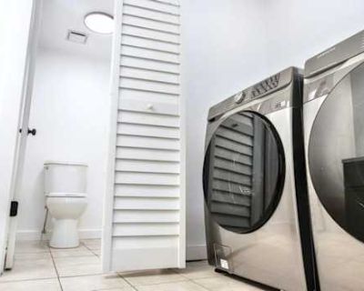 Private room with shared bathroom in a House with 2 roomies