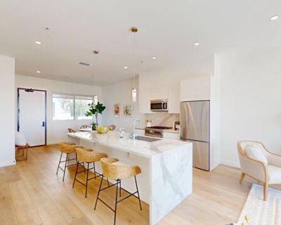 957 Figueroa Ter Apt 308. Welcome to this stunning modern residence in a prime location of Los Angeles. This spacious condo has 2 bedrooms, 2.5 bathrooms, and 1, 420 square feet of luxurious living space. Upon entering, you are greeted by an abundance of natural light, lovely wood floors and stylish finishes throughout. The open-concept floor plan connects the dining, kitchen, and the living ro...